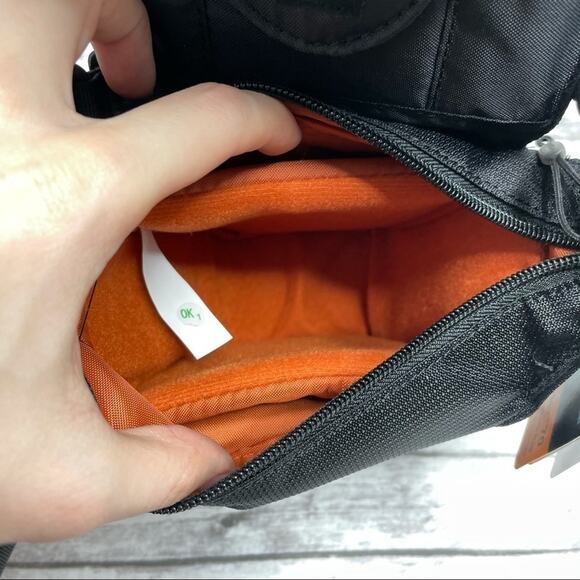 Lowepro Brand New Black Compact Courier 70 Shoulder Camera Bag Photography - Picture 9 of 9